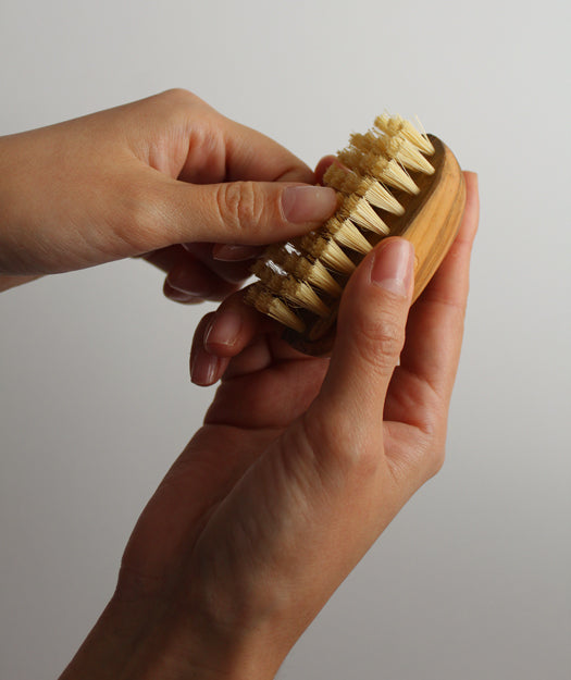 Cepillo vegano de Madera para uñas | Fingro