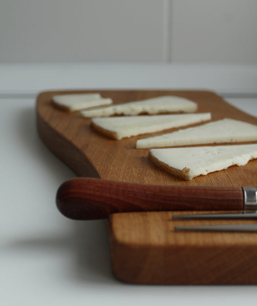 Tabla de quesos y cuchillo+tenedor | Invito